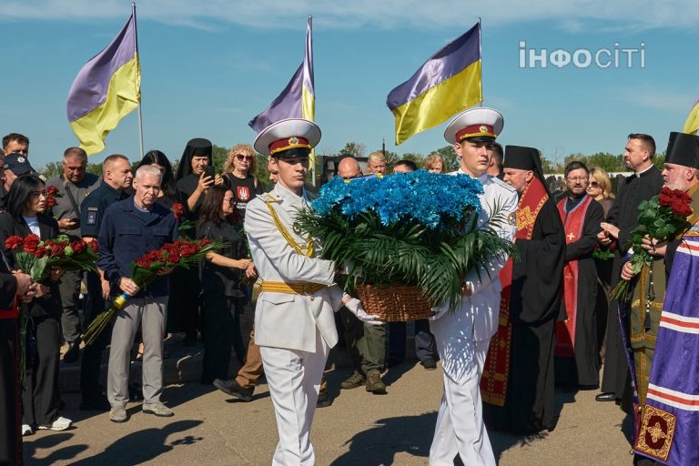 У Харкові вшанували полеглих захисників, поклавши квіти на їхні могили