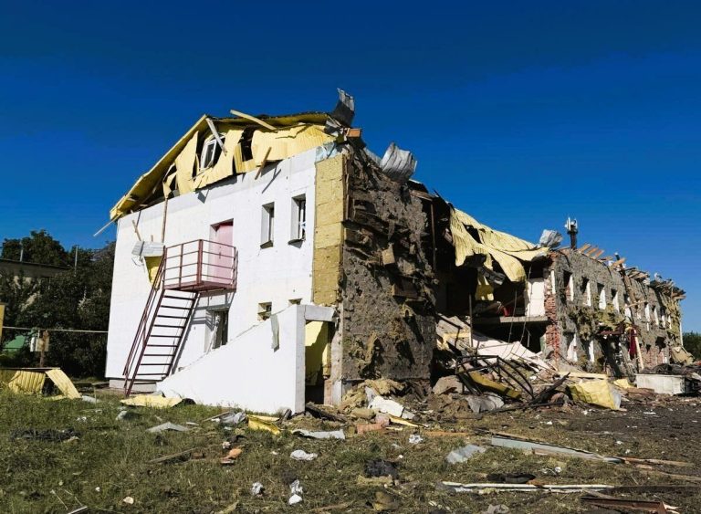 Гуртожитки для переселенців у Дергачах зазнали російського обстрілу