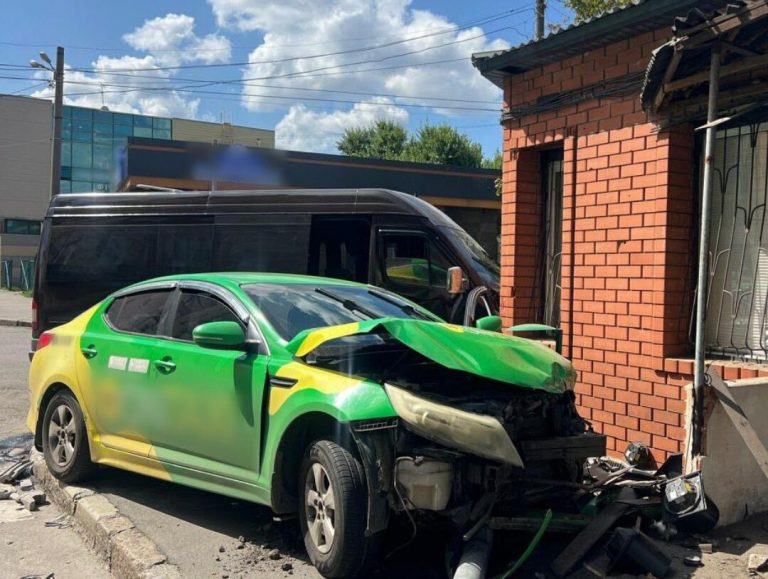 У Харкові автобус і легковик зіткнулися — п’ятеро травмованих