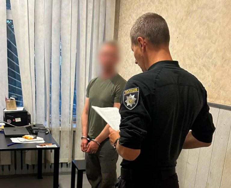 У Харківській області під час затримання чоловік відкрив вогонь по поліцейському