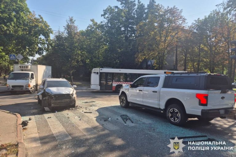 Маршрутка з пасажирами потрапила в аварію в Харкові