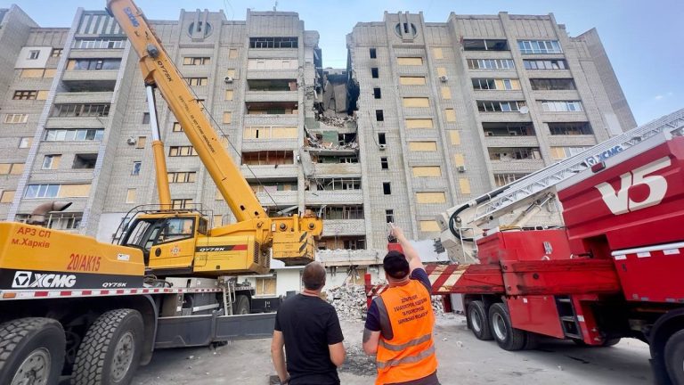 У Салтівському районі ліквідовують наслідки удару РФ по десятиповерховому житловому будинку
