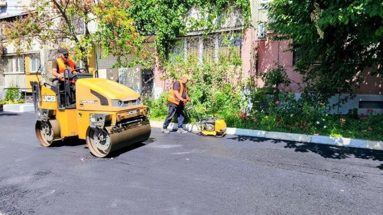 У Харкові відновлюють внутрішньоквартальні проїзди — фоторепортаж