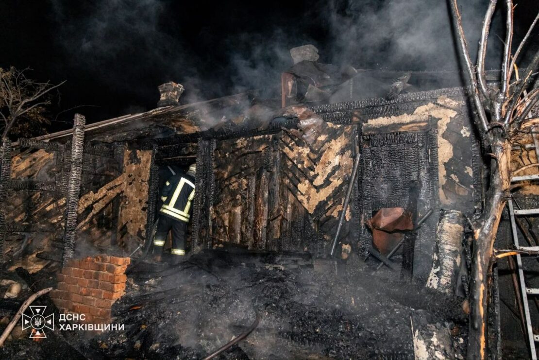 У Харкові ліквідували масштабну пожежу у приватному секторі (фото)