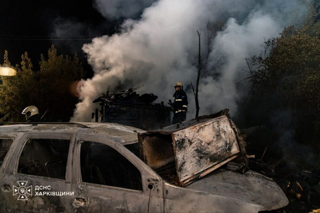 У Харкові ліквідували масштабну пожежу у приватному секторі (фото)