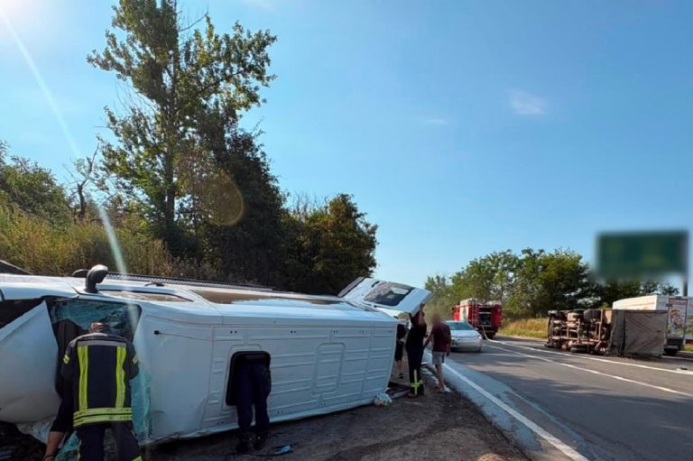 Під Покотилівкою на Харківщині маршрутка в’їхала у вантажівку