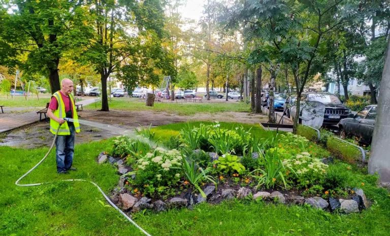 У Харкові впорядковують прибудинкові території: фотозвіт