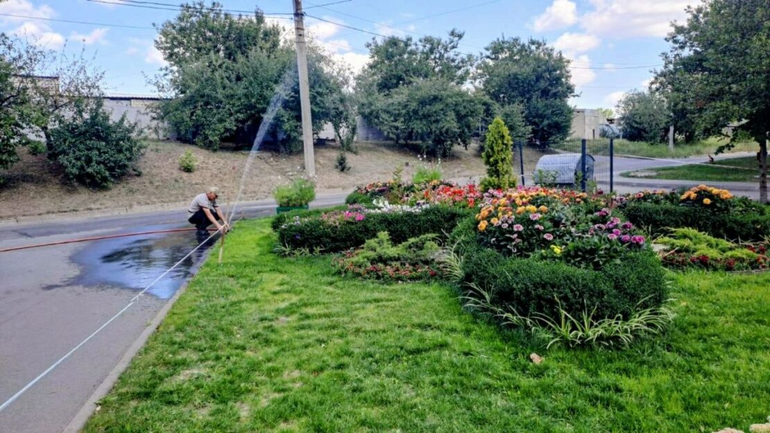 У Харкові наводять лад на прибудинкових територіях (фото)