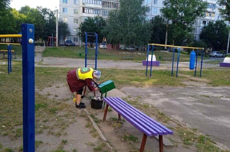 Комунальні служби наводять лад на харківських вулицях (фото)