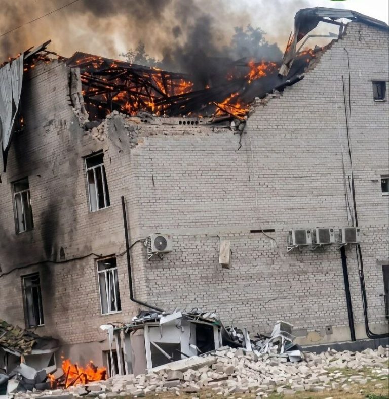 Росія завдала удару по бізнес-центру в Лозовій — десятеро людей поранені