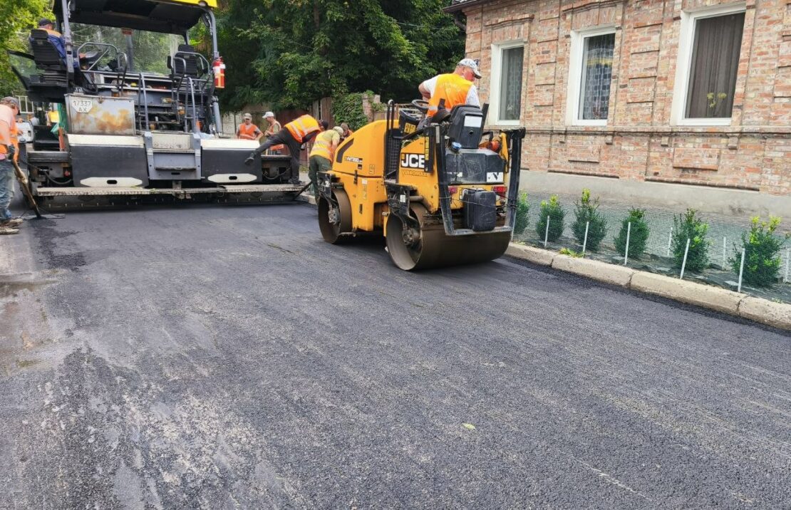 У Харкові комунальники упорядковують вулично-дорожню мережу (фото)