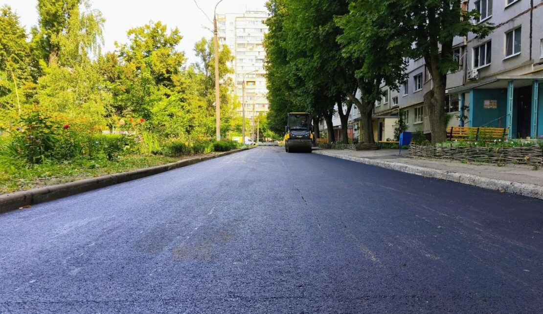 Комунальники ремонтують дороги у дворах Харкова (фото)