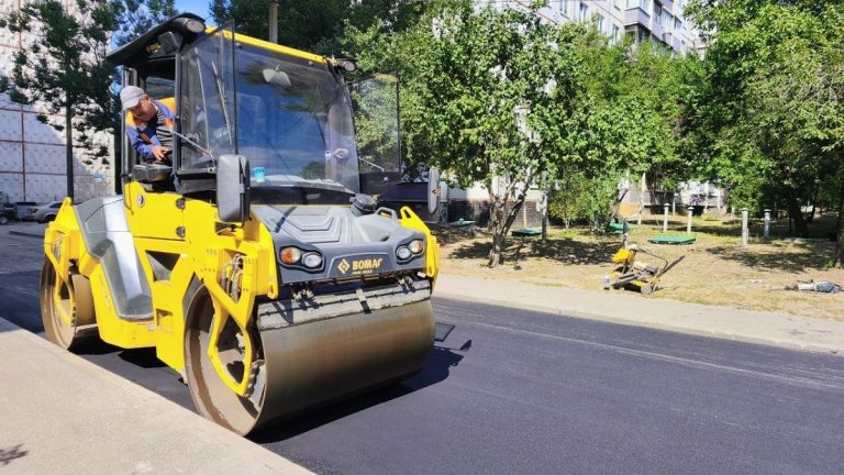 У Харкові комунальні служби відновлюють дворові дороги — фоторепортаж
