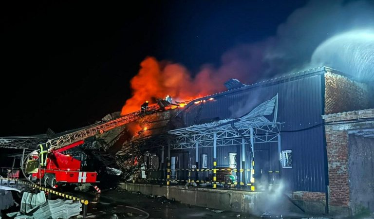 У Лозовій на Харківщині російські війська влучили в поштове відділення