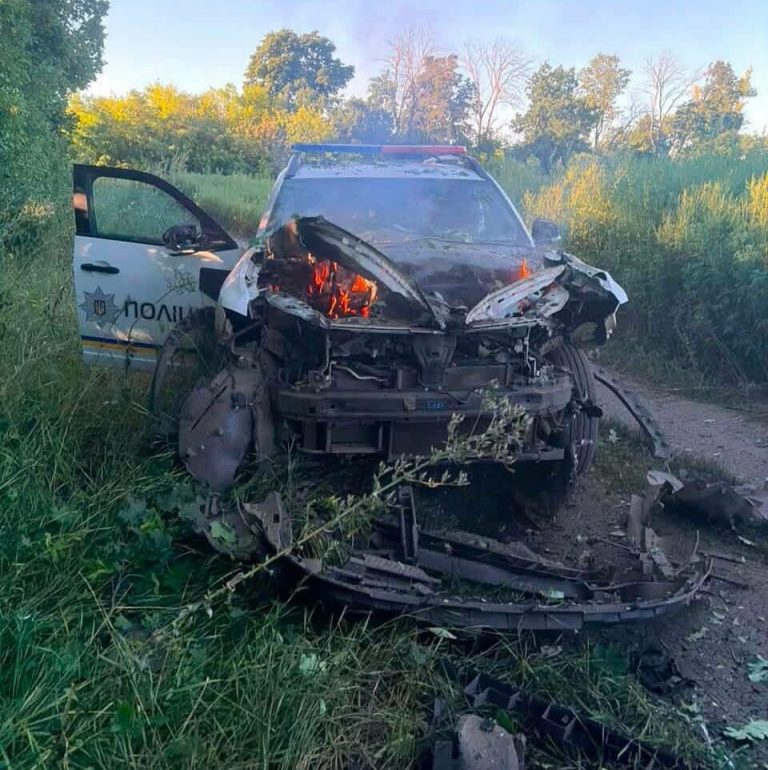 На Харківщині FPV-дрон напав на поліцейський автомобіль під час евакуації