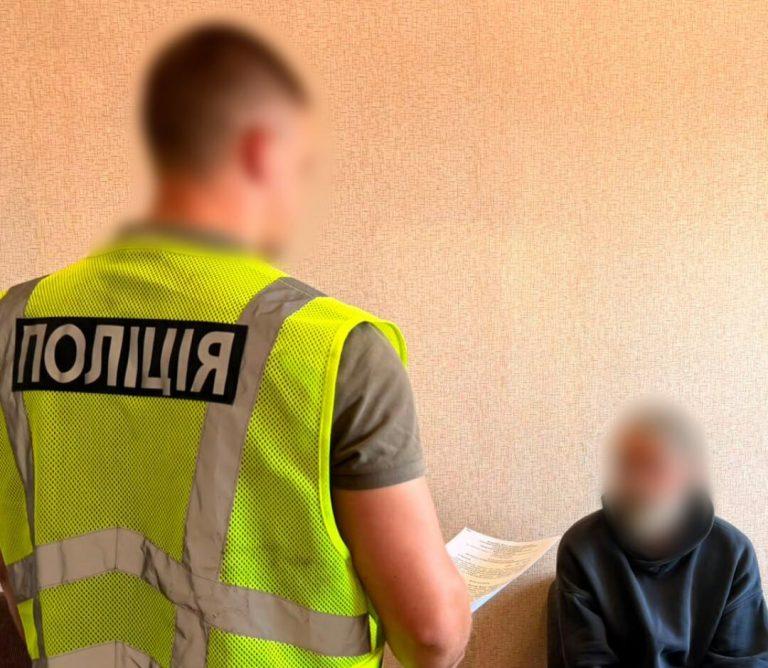 У Балаклії правоохоронці підозрюють 47-річного чоловіка в розбещенні 12-річної дівчинки