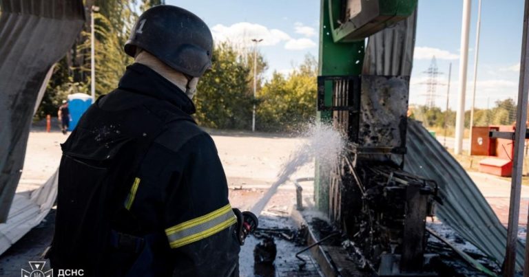Обстріли в Харкові спричинили пожежі: горіли трава та магазин