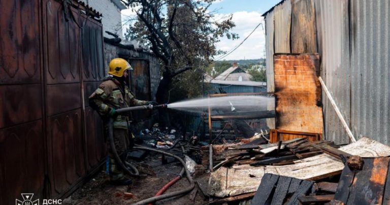Велика пожежа охопила територію поблизу ринку «Барабашово» в Харкові