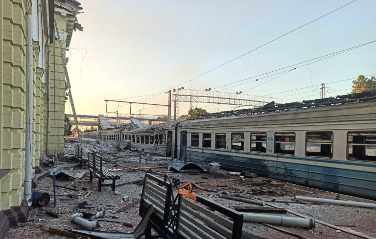 У Лозовій тимчасово зупинили рух поїздів через обстріл Росії