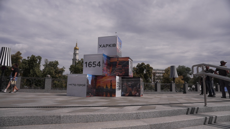 Десять святкових інсталяцій: як у Харкові прикрашають місто до Дня міста — Інфосіті