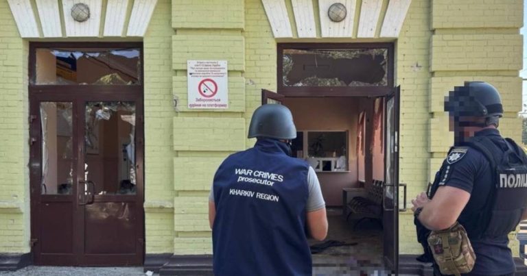 Лозівський вокзал після обстрілу — кадри руйнувань