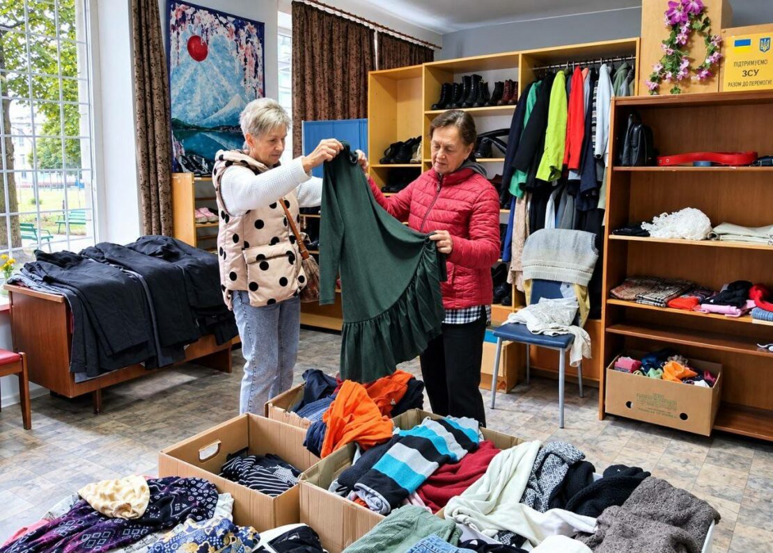 Волонтери сортують передані речі