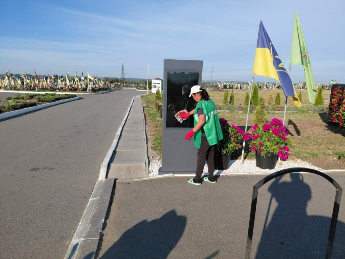 Комунальники працюють на кладовищі
