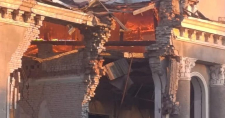 Російські загарбники розруйнували будівлю районної державної адміністрації на Харківщині