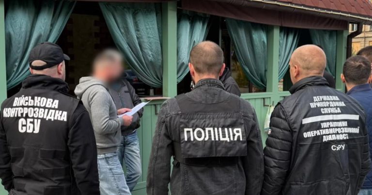 У Харкові чоловік вимагав у іноземця 3 тис. доларів за оформлення посвідки на проживання