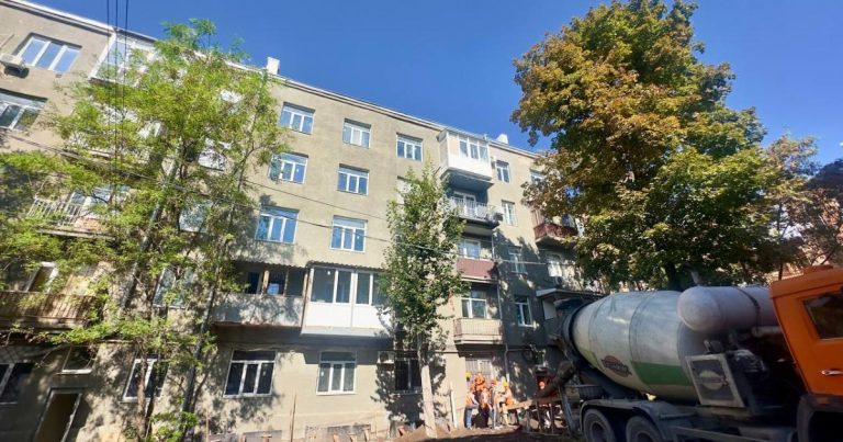 У центрі Харкова відбудовують будинок, пошкоджений під час обстрілів