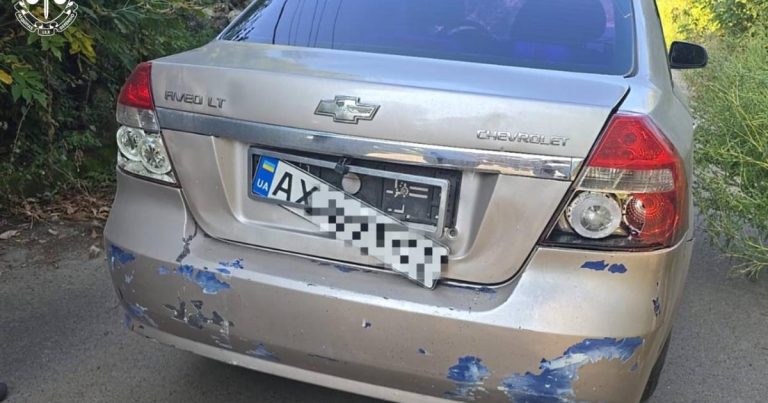 Під Харковом російський дрон влучив поруч із автівкою