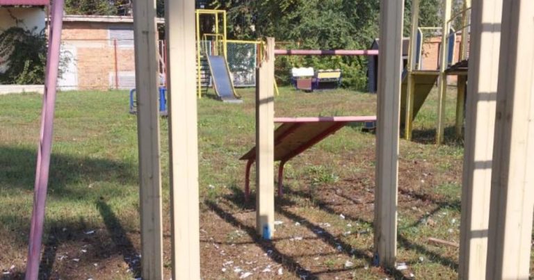 Росіяни обстріляли селище на Харківщині: постраждали дитмайданчик, магазин і сільрада