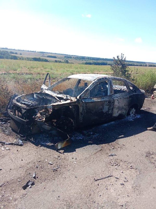 Наслідки вибуху на дорозі — пошкоджені транспортні засоби