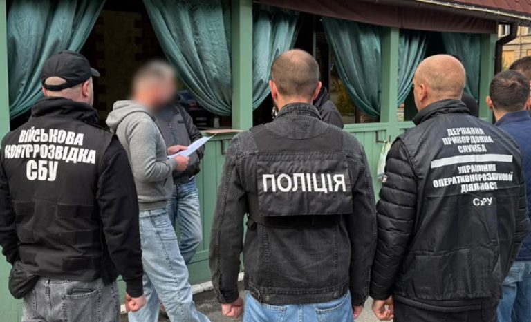 Житель Харкова за винагороду допоміг іноземцю оформити документи