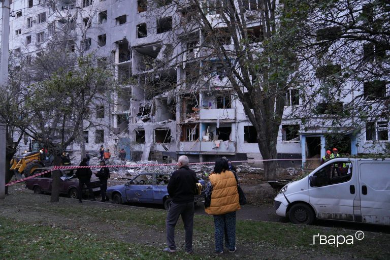 ФОТО: у Салтівському районі Харкова російський КАБ влучив у багатоповерхівку