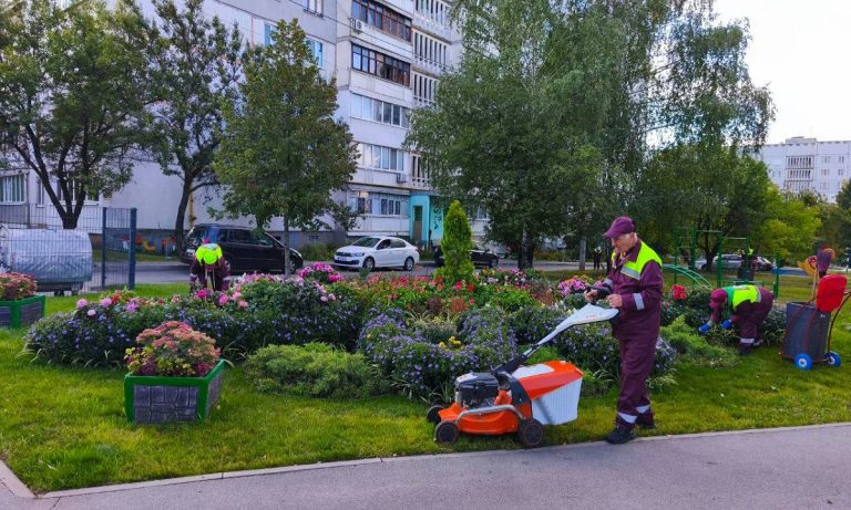 Комунальні служби контролюють чистоту дворів Харкова (фото)