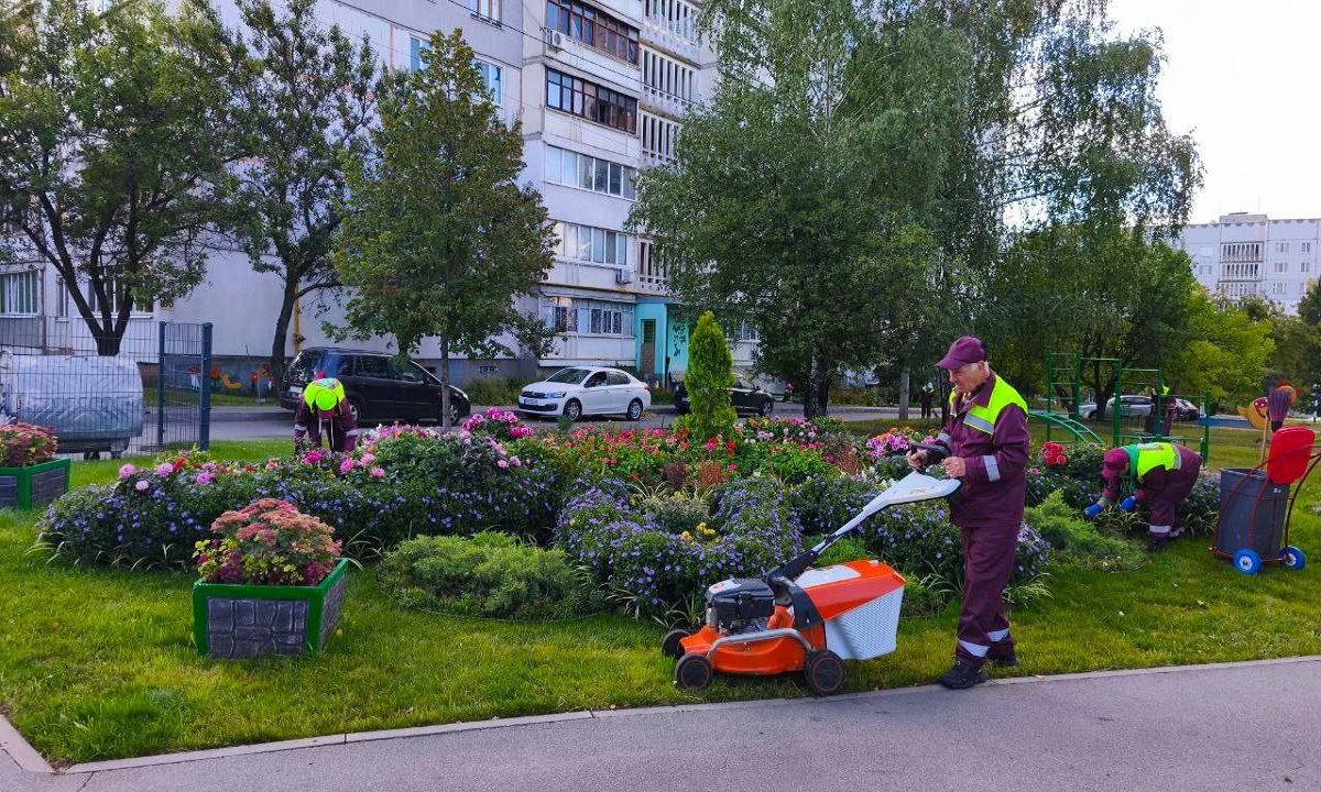 Комунальні служби контролюють чистоту дворів Харкова (фото)