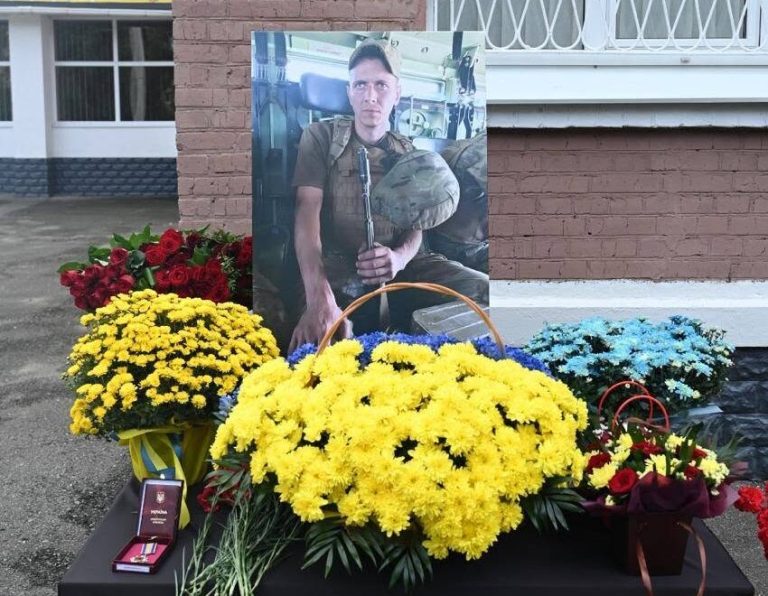 На Немишлянці в Харкові відкрили меморіальну дошку солдату Ярославу Доброносу