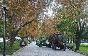 Працівники ЖКГ впорядковують парки Харкова