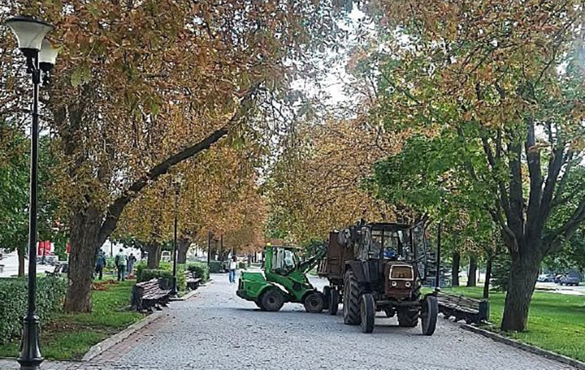 Працівники ЖКГ впорядковують парки Харкова