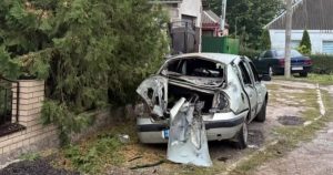 Російські обстріли на Харківщині пошкодили автівки та відділення пошти