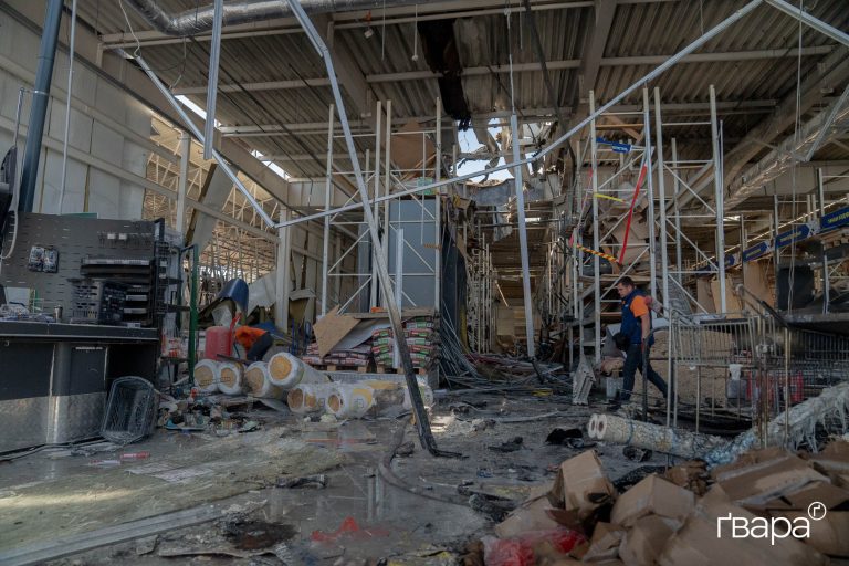 Російські сили обстріляли торговельний центр у Київському районі Харкова — є постраждалий