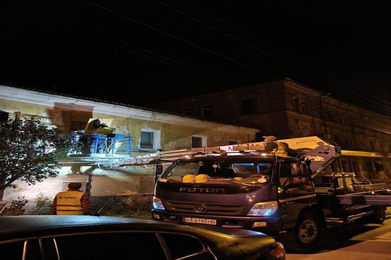 У Харкові ліквідують наслідки нічового обстрілу окупантів (фото)