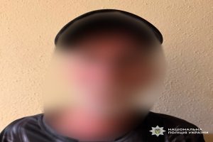 У Харкові з багатоповерхівки чоловік влаштував стрілянину