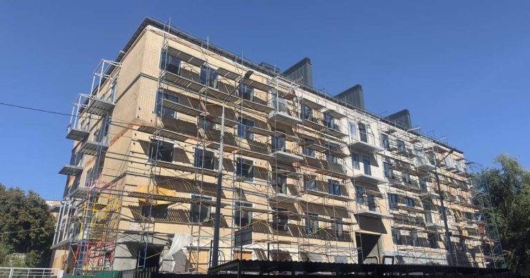 У центрі Харкова відновлюють будинок після ракетного удару