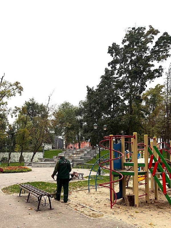 Працівники доглядають за алеями парку