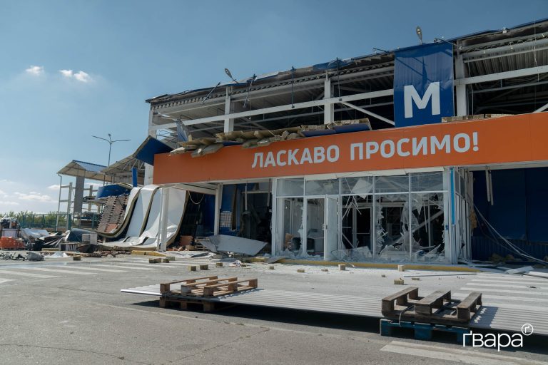 Фото: російські війська вдруге вдарили по торговому центру в Основ’янському районі Харкова