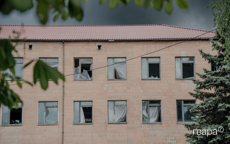 Харків презентує виставку «Теорія розбитого вікна»: мистецтво на ДСП