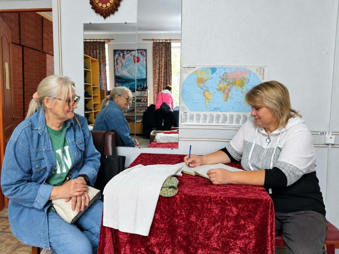 Жителі приносять допомогу у пункт