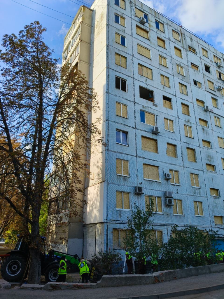 Комунальні бригади працюють над ліквідацією наслідків атаки